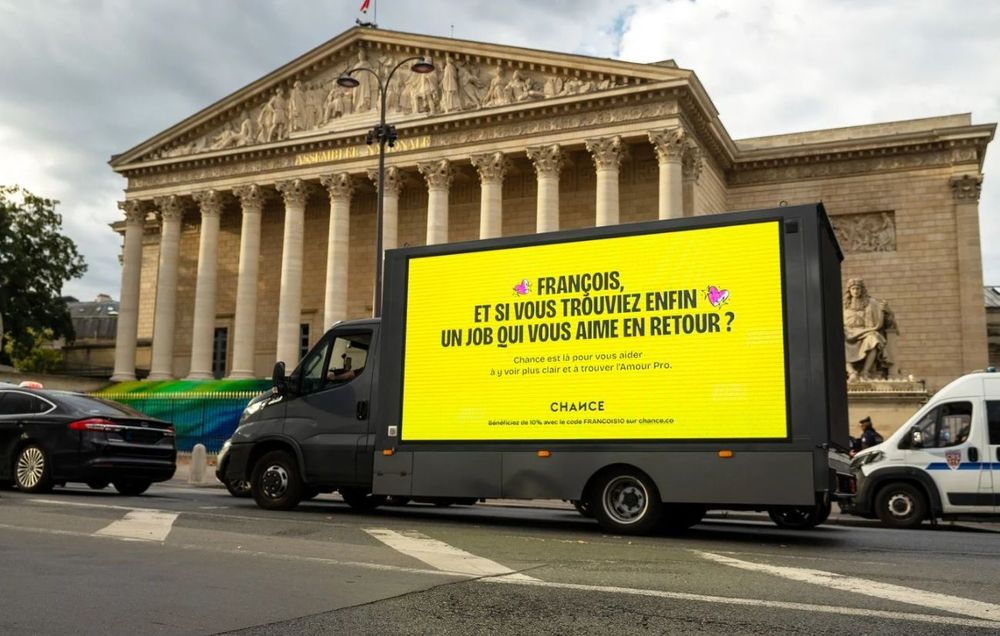 Le coup de pub osé d'une marque qui trolle François Bayrou jusque devant l'Assemblée nationale | So Busy Girls