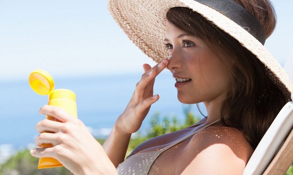7 parties du corps à ne pas oublier quand on met de la crème solaire | So Busy Girls