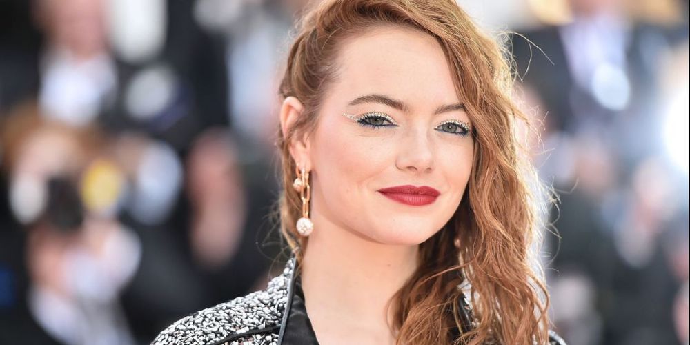 Emma Stone méconnaissable en Cruella d'Enfer dans le nouveau Disney Les 101 Dalmatiens | So Busy Girls
