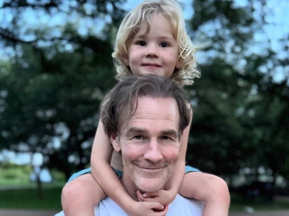 « J’ai pris sa casquette, elle sent encore comme lui » : la fille de James Van Der Beek fait fondre les internautes avec ce souvenir de son père | So Busy Girls