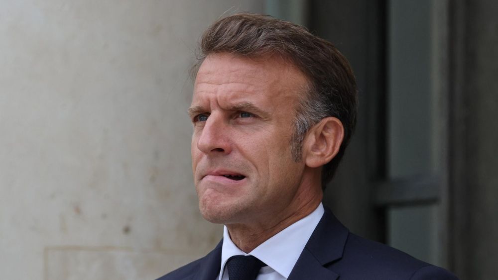 Pourquoi les retards d’Emmanuel Macron fascinent autant : ce détail révèle bien plus qu’une mauvaise habitude | So Busy Girls