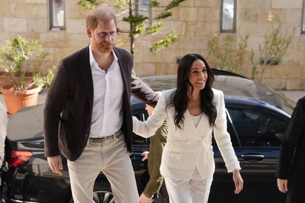 "Un timing explosif" : en pleine crise royale, Harry et Meghan apparaissent en Jordanie aux côtés de l’OMS | So Busy Girls
