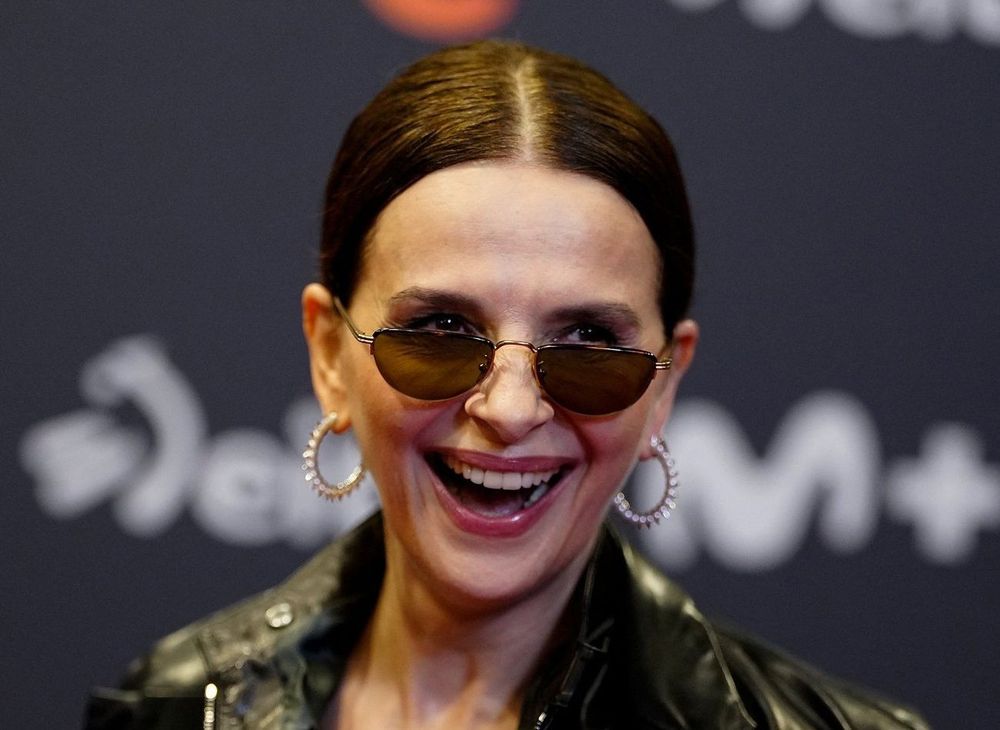Juliette Binoche incroyablement sexy : son look Matrix a électrisé le Festival de Saint-Sébastien | So Busy Girls
