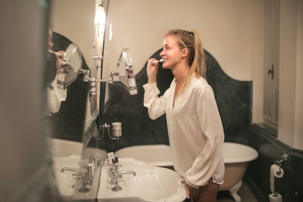 5 erreurs qu'on fait tous en se lavant les dents (et qu'il faut vraiment arrêter de faire) | So Busy Girls
