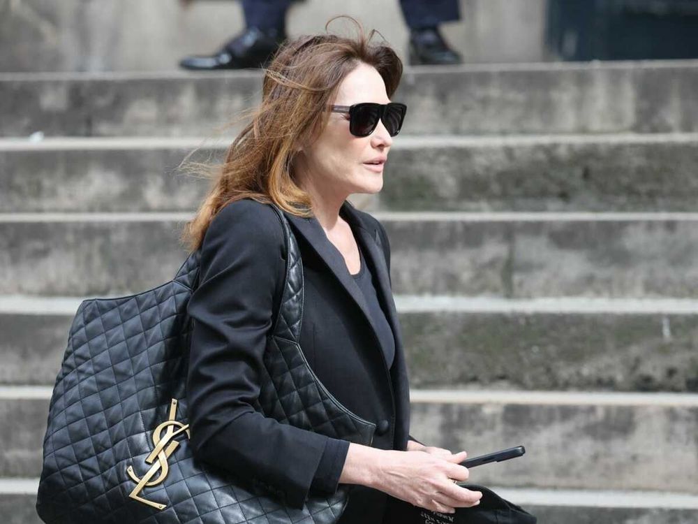 « Repose en paix » : Carla Bruni en deuil, ses adieux émouvants à cet homme qui a beaucoup compté dans sa vie | So Busy Girls
