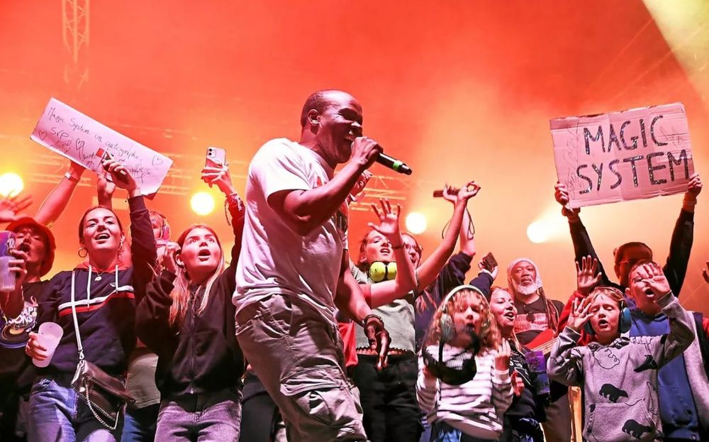 « Du jamais vu » : entre 15 000 et 20 000 personnes restées dehors pour le concert de Magic System à Concarneau | So Busy Girls