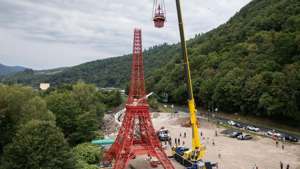 En Alsace, une réplique exacte de la Tour Eiffel de 30 mètres vient d’être achevée | So Busy Girls