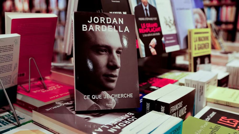 Jordan Bardella dans la tourmente : son livre offert aux donateurs du RN épinglé par le Fisc | So Busy Girls