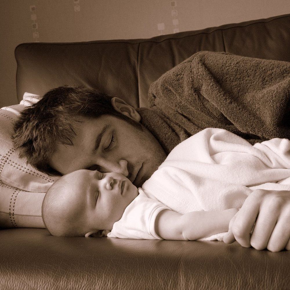28 photos de papas qui tiennent leur bébé dans leurs bras | So Busy Girls