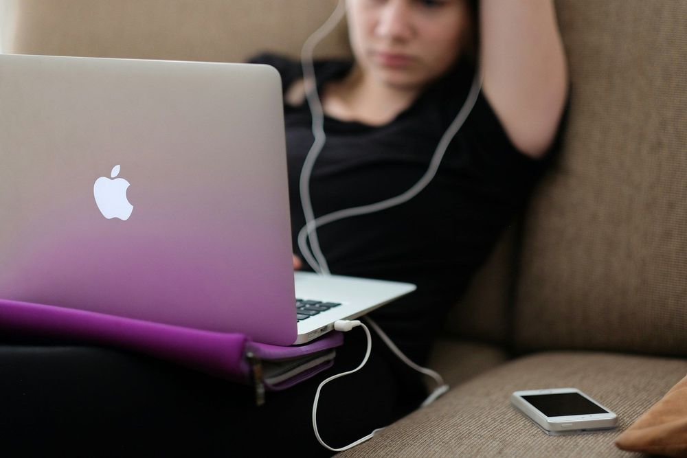 Voici le muscle clé à étirer absolument si vous passez la journée assis devant l'ordinateur (ou la télé) | So Busy Girls