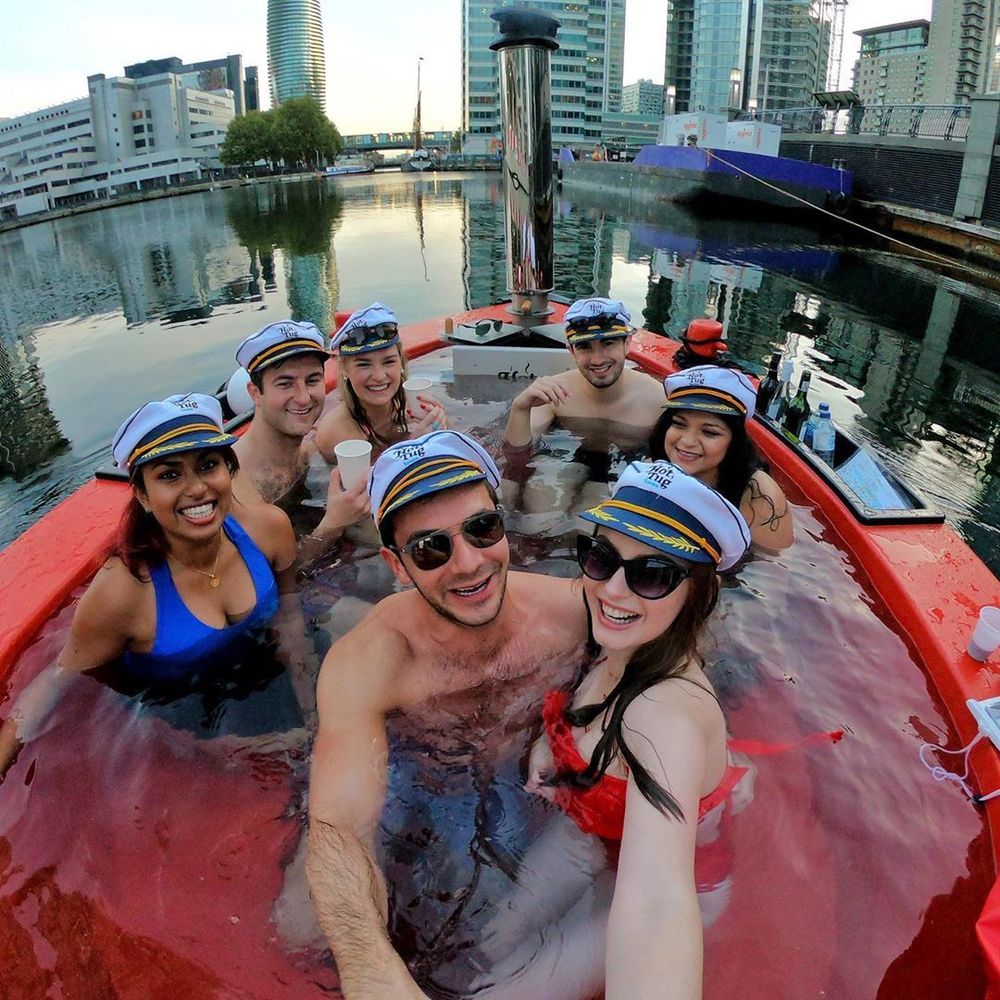 Ce bateau-jaccuzzi vous permet de visiter Londres dans une eau à 38°C avec bières et cocktails à volonté ! | So Busy Girls