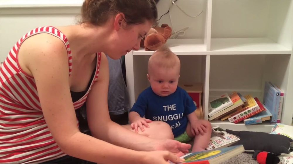 Ce bébé éclate en sanglots à chaque fois que sa maman finit de lui lire son livre | So Busy Girls
