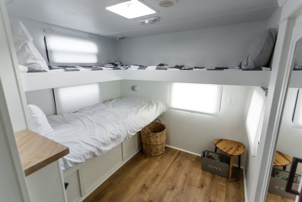 Ce couple a transformé une vieille caravane en maison de vacances de rêve sur roues | So Busy Girls