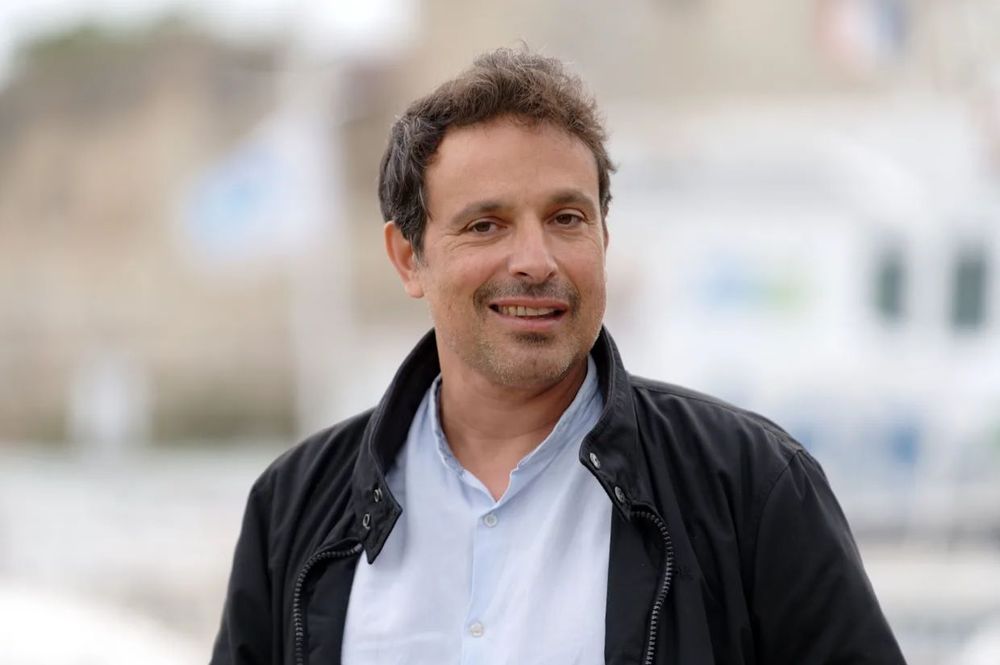 À seulement 55 ans, Bruno Salomone s’en va : ce combat discret contre la maladie qui bouleverse le public | So Busy Girls