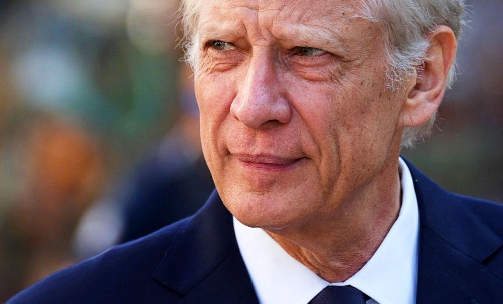 Il rend deux statuettes au Quai d’Orsay : le geste qui tombe au pire moment pour Dominique de Villepin | So Busy Girls