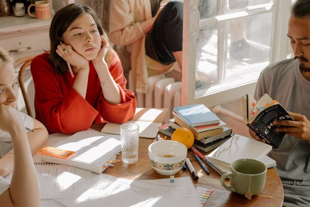 Voici ce qui définit une personne ennuyeuse (et qui peut vous aider à mieux vous entourer) | So Busy Girls