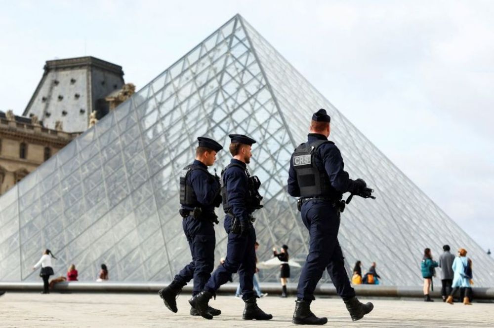 Louvre : la proposition choc d’une entrée gratuite pour les policiers armés relance le débat sur la sécurité des musées | So Busy Girls