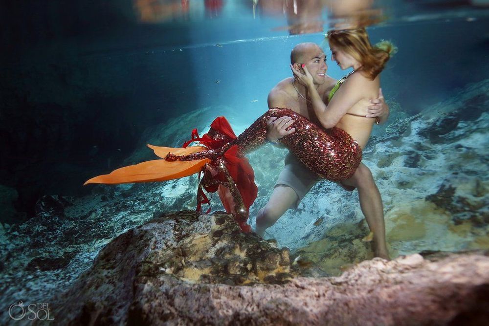 Elle rêvait d'être une sirène : il a réalisé son rêve en la demandant en mariage sous l'eau ! | So Busy Girls
