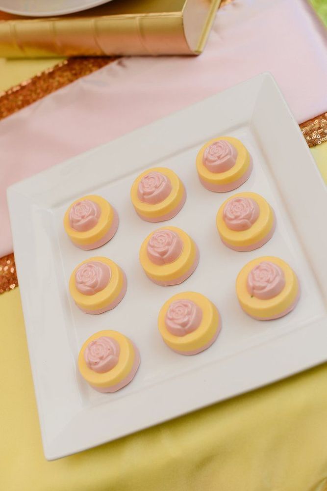 Cette décoration d'anniversaire La Belle et La Bête est tellement réussie que vous voudrez la même | So Busy Girls
