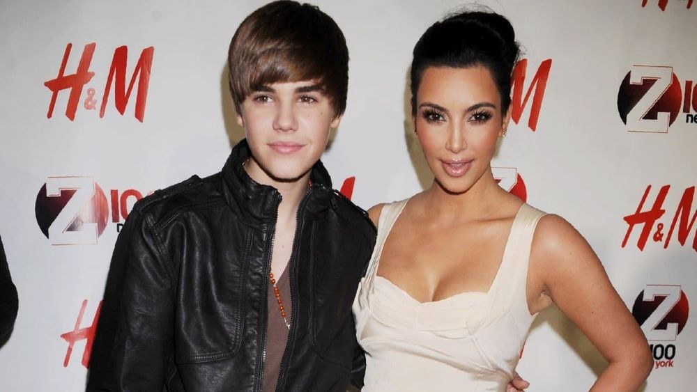 "C’était gênant" : Kim Kardashian se confie sur sa séance photo polémique avec Justin Bieber quand il était mineur | So Busy Girls