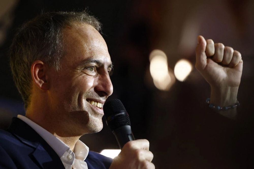 « Nous les avons pliés et nous les plierons à nouveau » : cette phrase brutale de Glucksmann à propos de Mélenchon installe déjà le duel le plus explosif de la gauche pour 2027 | So Busy Girls