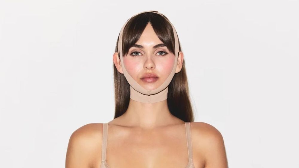 "Salut Kim" : Anthony Hopkins se moque du masque de Kim Kardashian et fait hurler de rire Internet | So Busy Girls