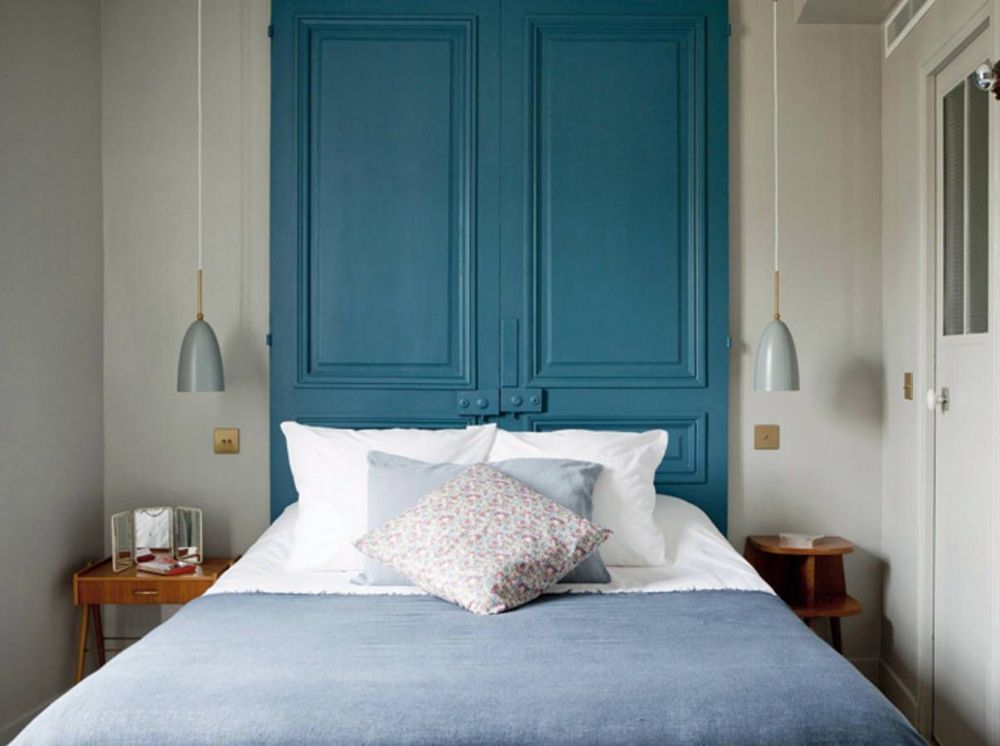 Des portes qui servent de tête de lit | So Busy Girls