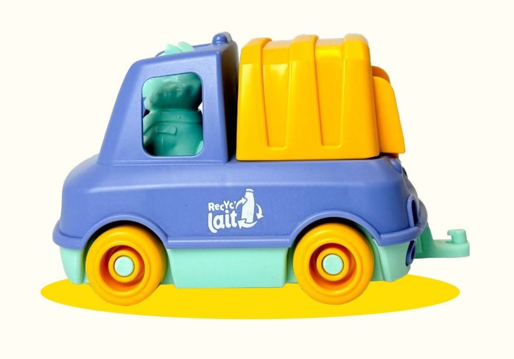 La collab Lactel x Le Jouet Simple donne une seconde vie aux bouteilles de lait en créant des jouets 100% recyclés | So Busy Girls