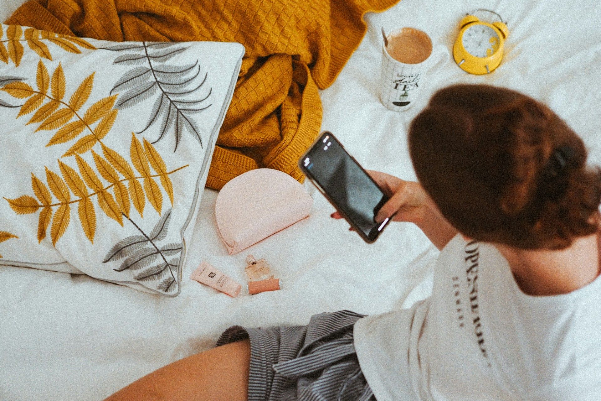 Prendre son téléphone dès le réveil : la mauvaise habitude à perdre absolument !