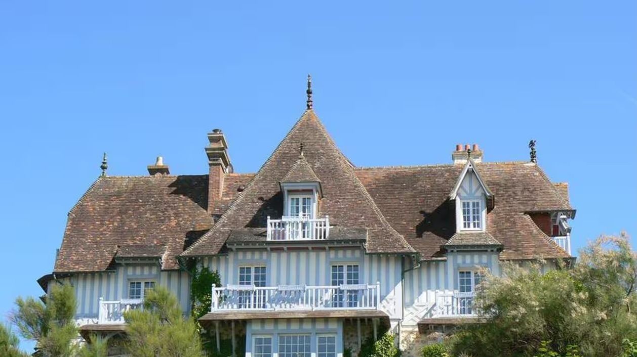 Laurent Ruquier : son manoir normand a appartenu à une personnalité française très connue… et ça va vous surprendre