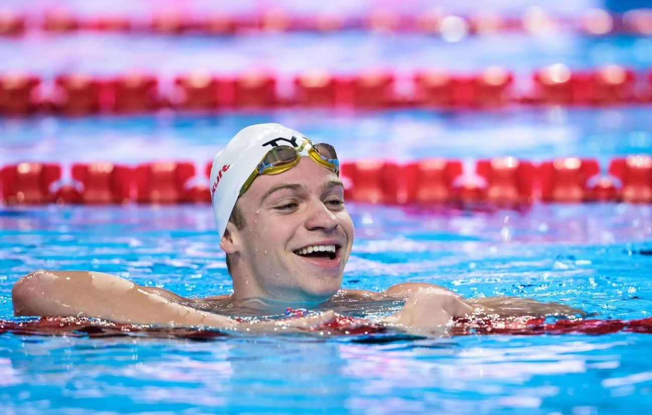 Mondiaux de natation 2025 : Léon Marchand pulvérise le 200 m 4 nages et entre définitivement dans la légende