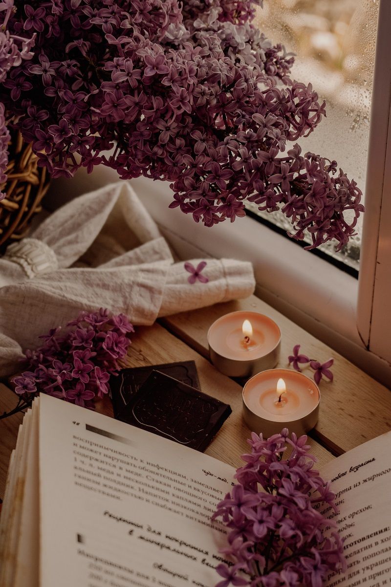 livre-lilas-bougies-allumees