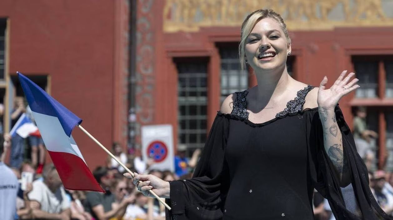 Eurovision 2025 : Louane en robe transparente fait sensation &agrave; B&acirc;le pour la c&eacute;r&eacute;monie Eurovision 2025