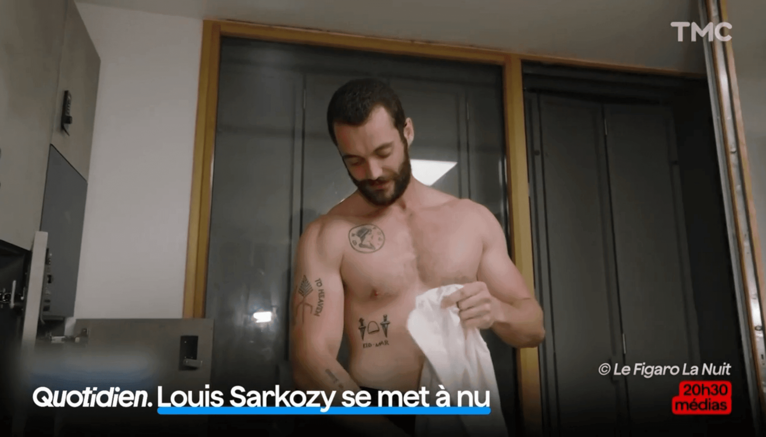 Louis Sarkozy tombe la chemise : voil&agrave; pourquoi il &eacute;tait torse nu dans cette &eacute;mission politique