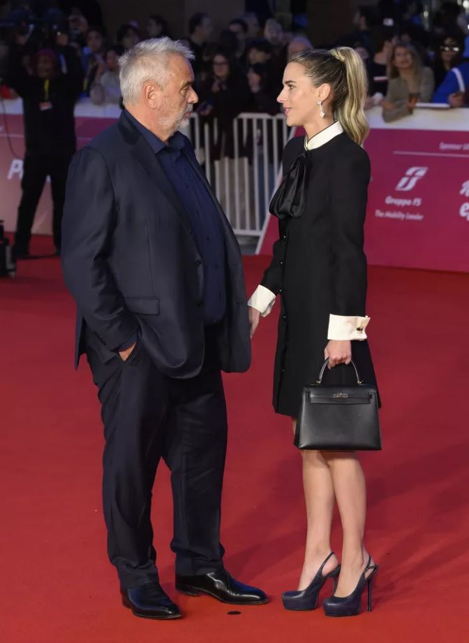 Luc Besson et Sarah Saldmann officialisent leur relation amoureuse à Rome : le couple s'affiche main dans la main sur le tapis rouge