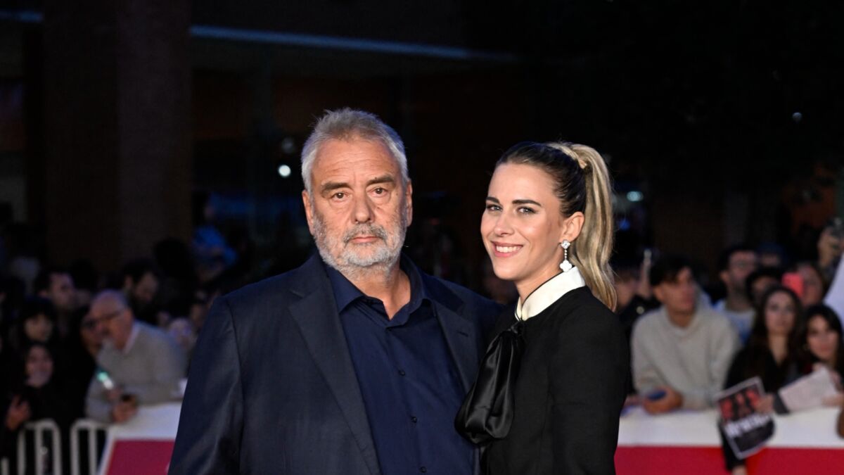 Luc Besson et Sarah Saldmann officialisent leur relation amoureuse à Rome : le couple s'affiche main dans la main sur le tapis rouge