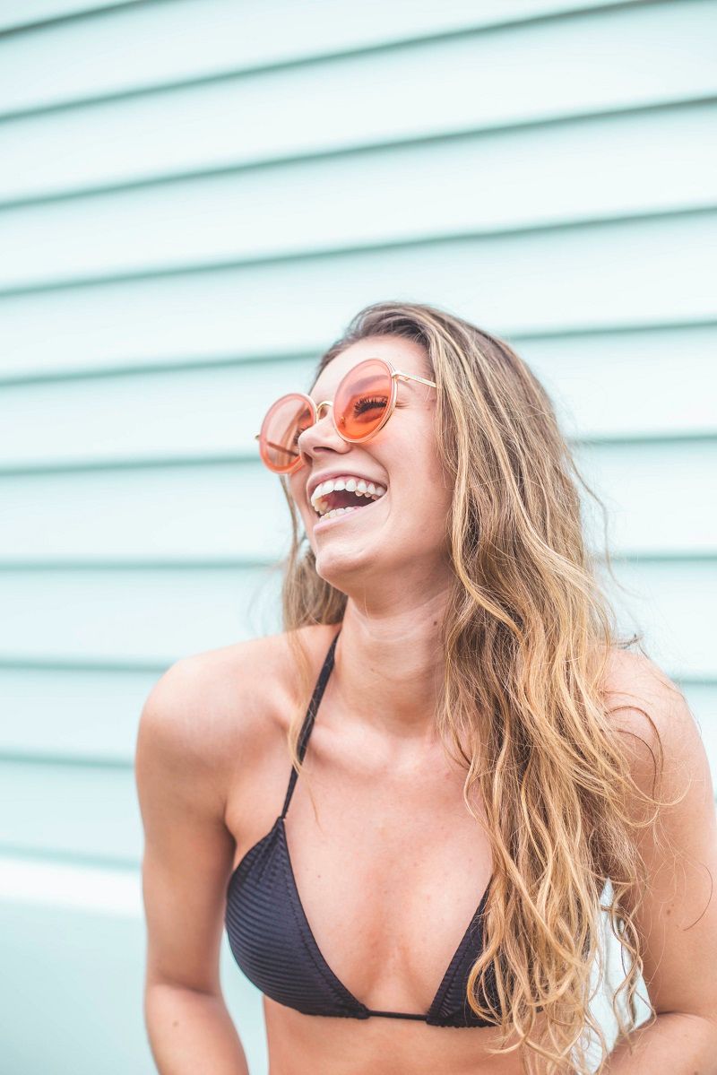 lunettes-de-soleil-femme-rire