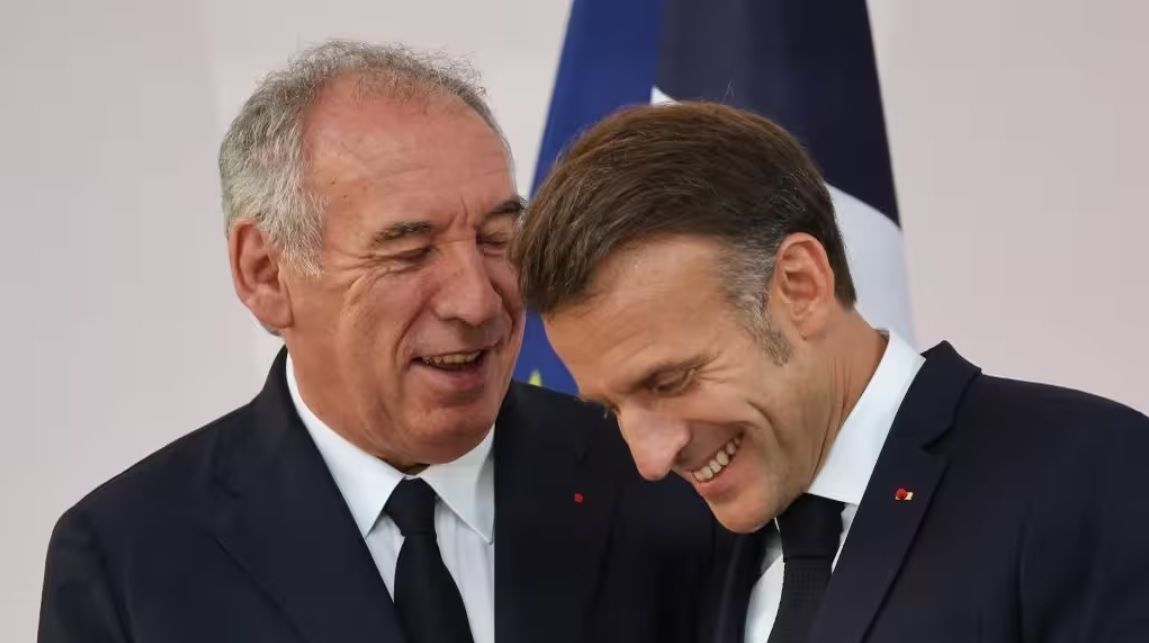 Emmanuel Macron estime que François Bayrou peut tenir jusqu’en 2027 et exclut toute nouvelle dissolution