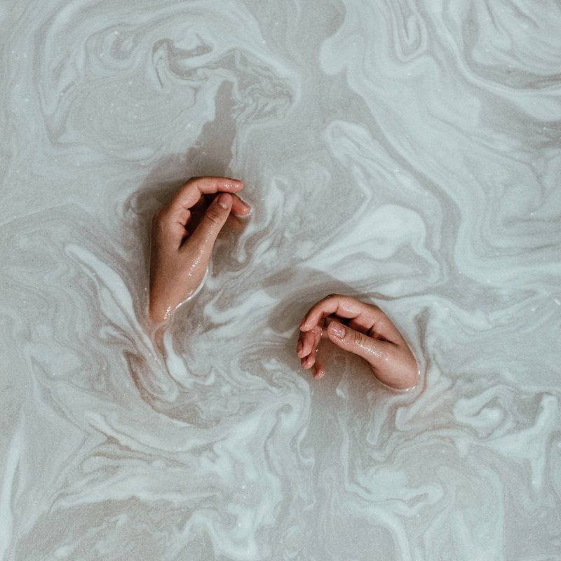 mains-dans-l-eau-bain-moussant