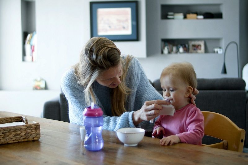 maman-fait-manger-bebe diversification alimentaire