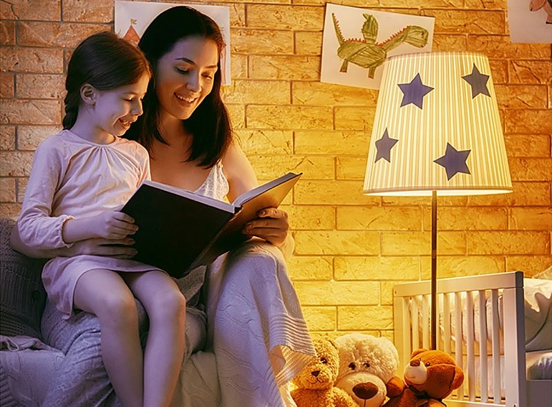 maman-qui-lit-une-histoire-a-sa-fille