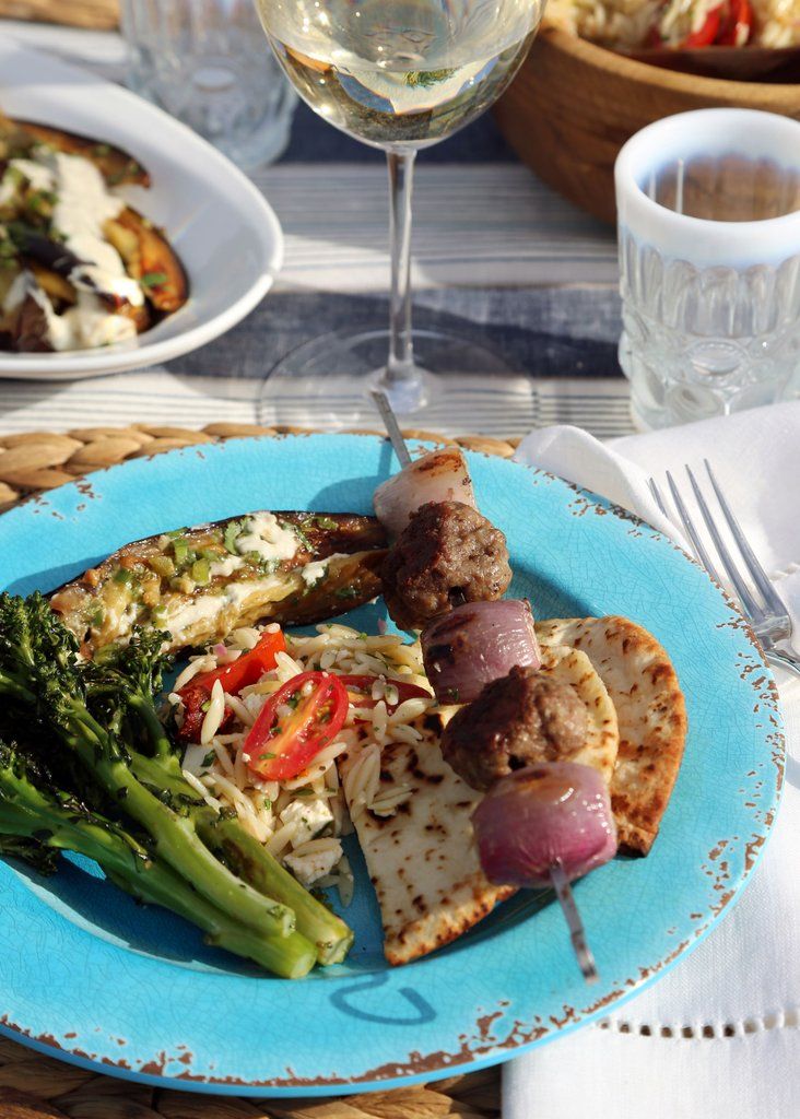 Manger dans une assiette bleue