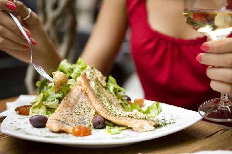 Manger seule au restaurant : les avantages
