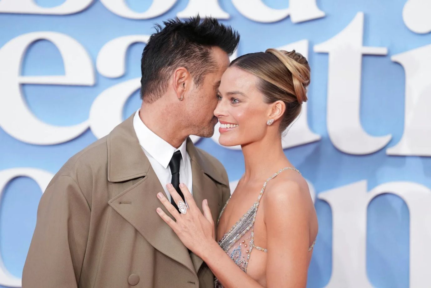 Apr&egrave;s son cong&eacute; maternit&eacute;, Margot Robbie &eacute;lectrise Londres dans une robe bijou transparente sign&eacute;e Armani