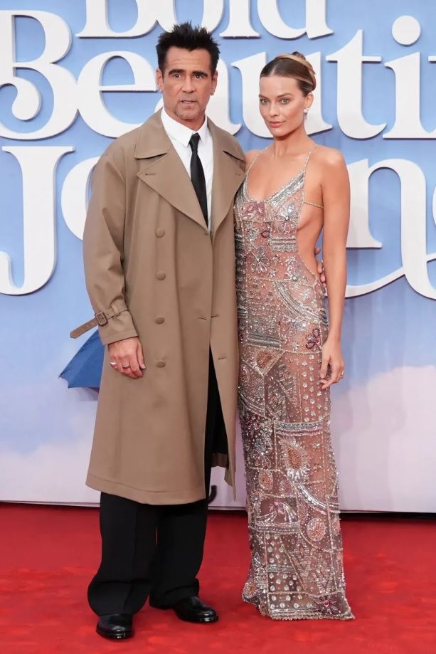 Apr&egrave;s son cong&eacute; maternit&eacute;, Margot Robbie &eacute;lectrise Londres dans une robe bijou transparente sign&eacute;e Armani