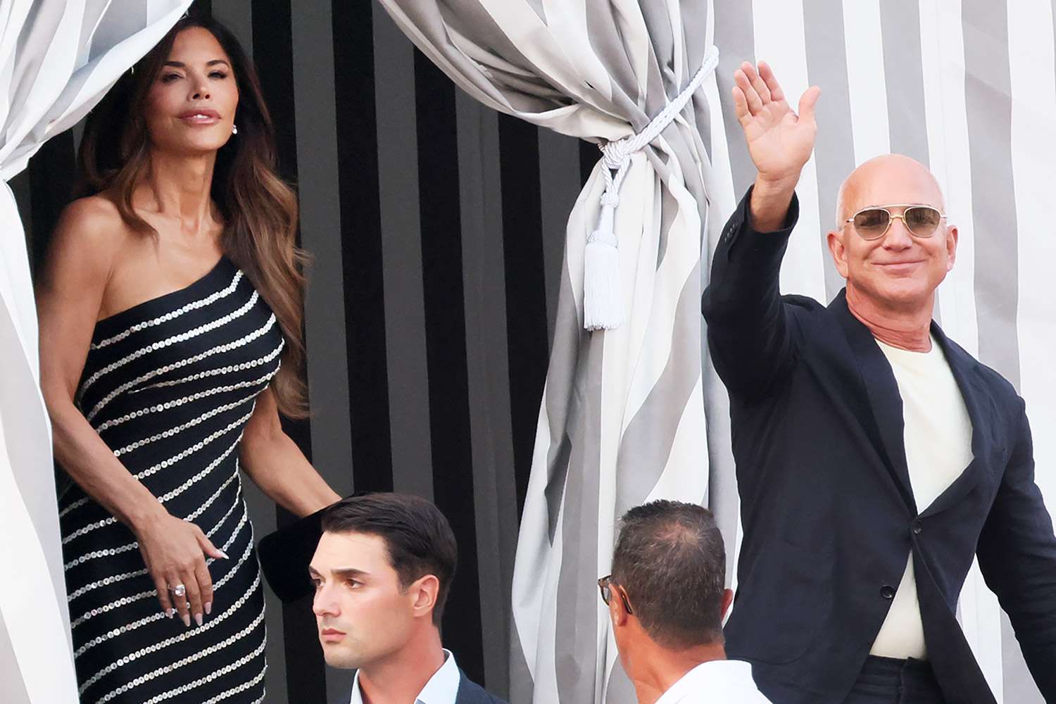 Jeff Bezos et Lauren Sanchez s&rsquo;&eacute;changent les alliances dans un d&eacute;cor de r&ecirc;ve&hellip; mais pas sans critiques