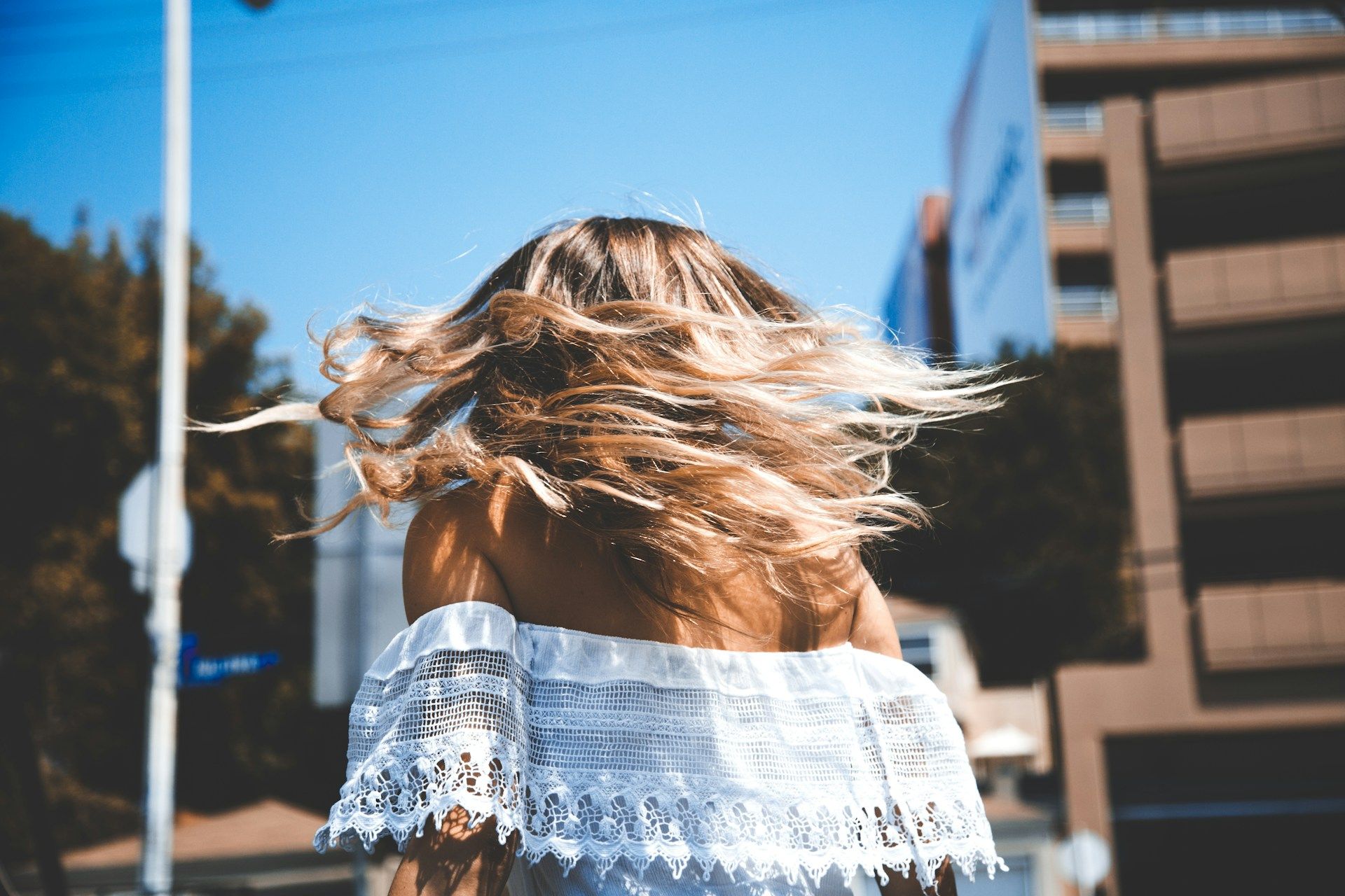 Se laver les cheveux trop souvent : les signes