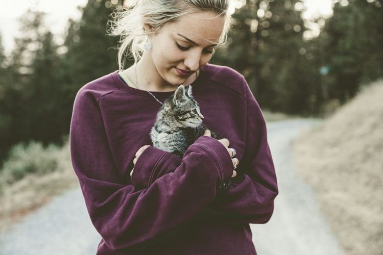 Ceux qui discutent avec leur chat seraient plus intelligents et plus sensibles que les autres | So Busy Girls