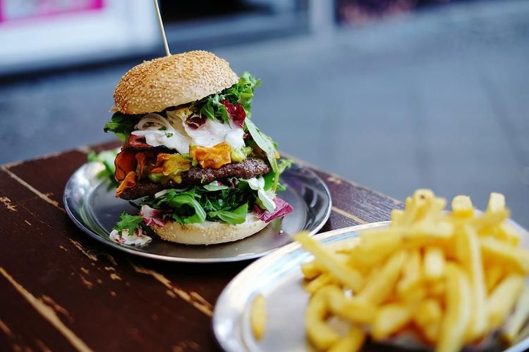 Pourquoi il vaut mieux manger 2 burgers qu'un burger avec des frites | So Busy Girls