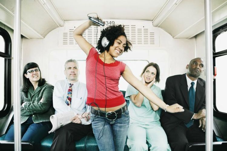 5. QUAND ON A OUBLIÉ NOTRE CASQUE AUDIO CHEZ NOUS | So Busy Girls